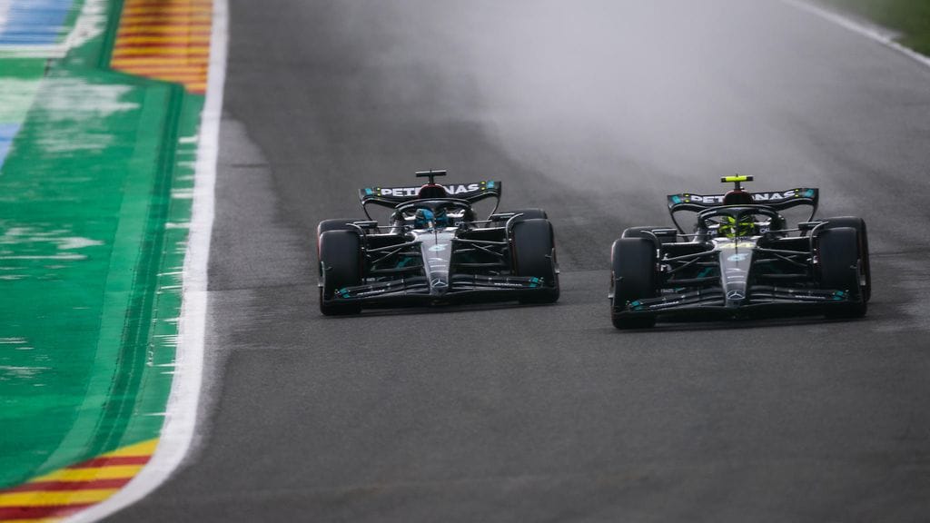 Mercedes-kuskit George Russell (vasemmalla) ja Lewis Hamilton (oikealla).