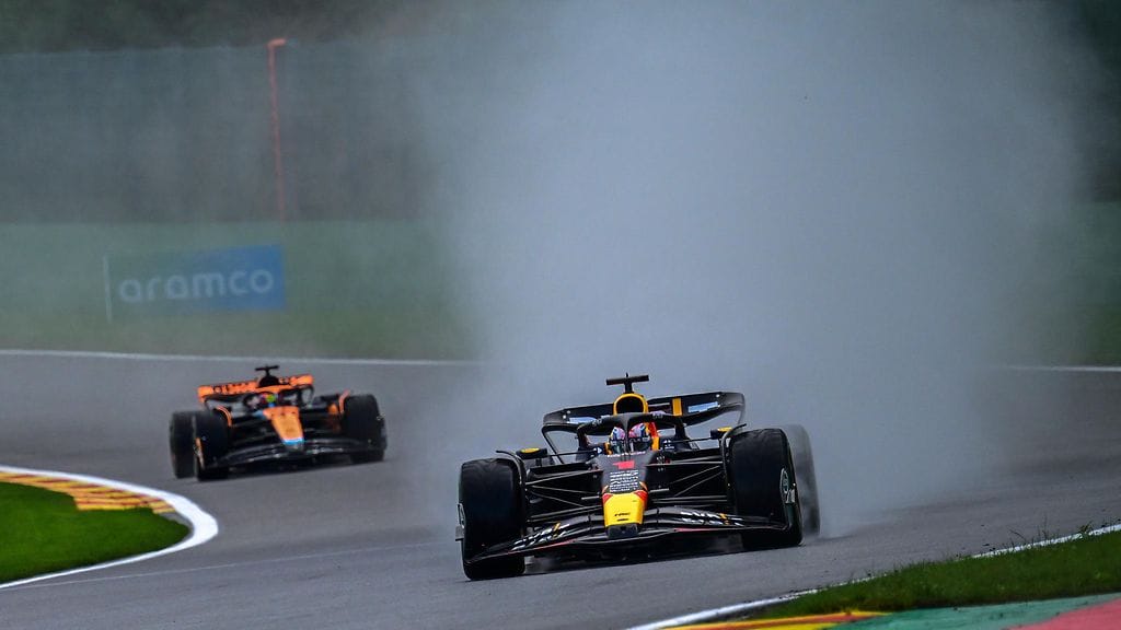 Max Verstappen (etualalla) ajoi Belgian GP:n sprinttikisan voittoon lauantaina Span radalla.