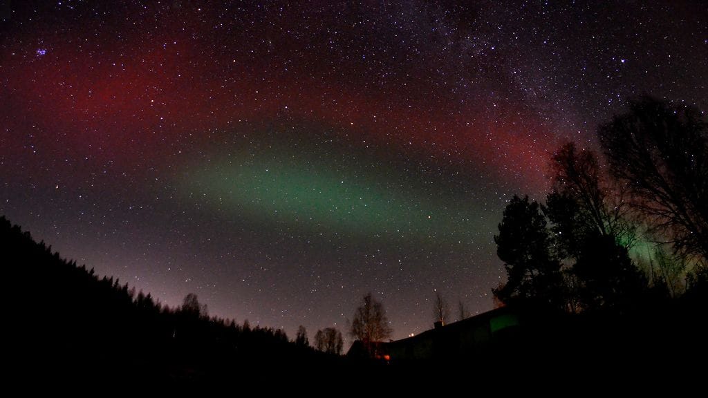 RAGDA-revontulimuoto eli punainen kaari vihreällä udulla Ikaalisten taivaalla.