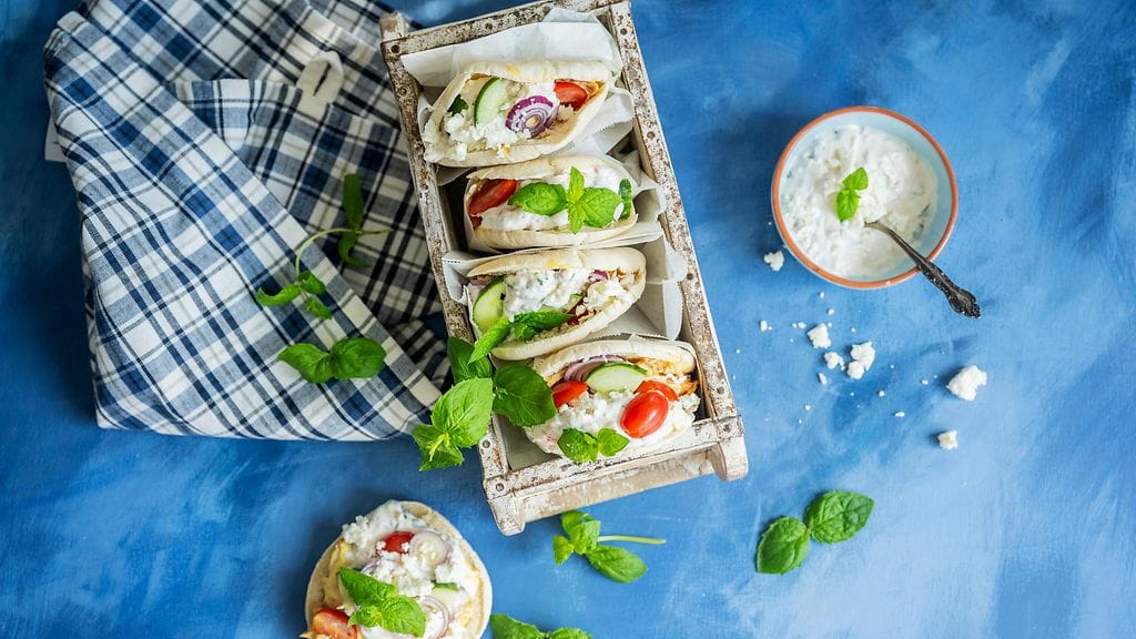 Pitaleivät täytetään kanakebabilla, fetalla, melonitsatsikilla ja curry-jogurttikastikkeella.