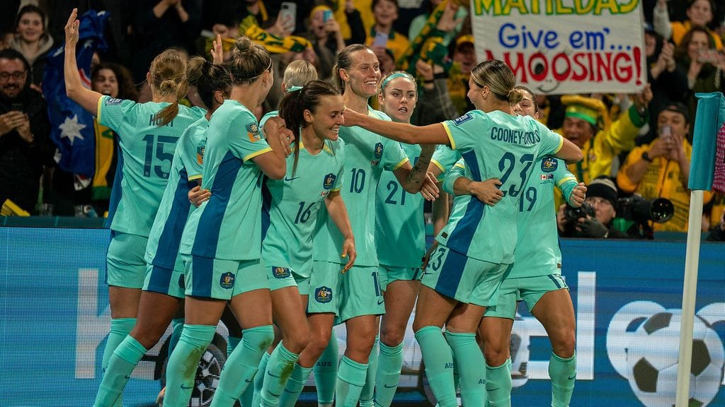 Australia voitti Kanadan 4-0-lukemin ja eteni MM-turnauksen pudotuspeleihin. Hallitsevan olympiavoittajan Kanadan kohtalona oli jäädä alkulohkoon.