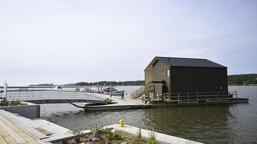 Kelluva talo Lovisea asuntomessujen ennakkoavajaisissa Loviisan Kuningattarenrannassa 6. heinäkuuta 2023.