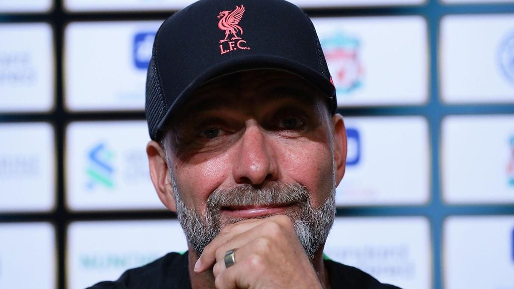 Jürgen Klopp nauroi Liverpoolin ympärillä pyörineelle siirtohuhulle.