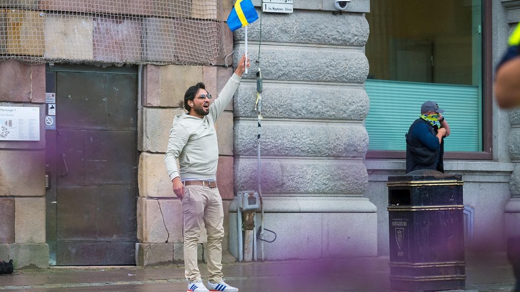 Koraaneja polttanut Salwan Momika Ruotsin parlamentin edessä.