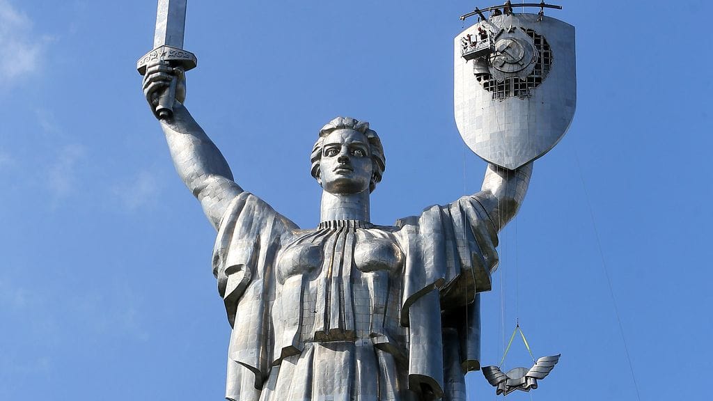 AOP Kiova Äitimaa patsas