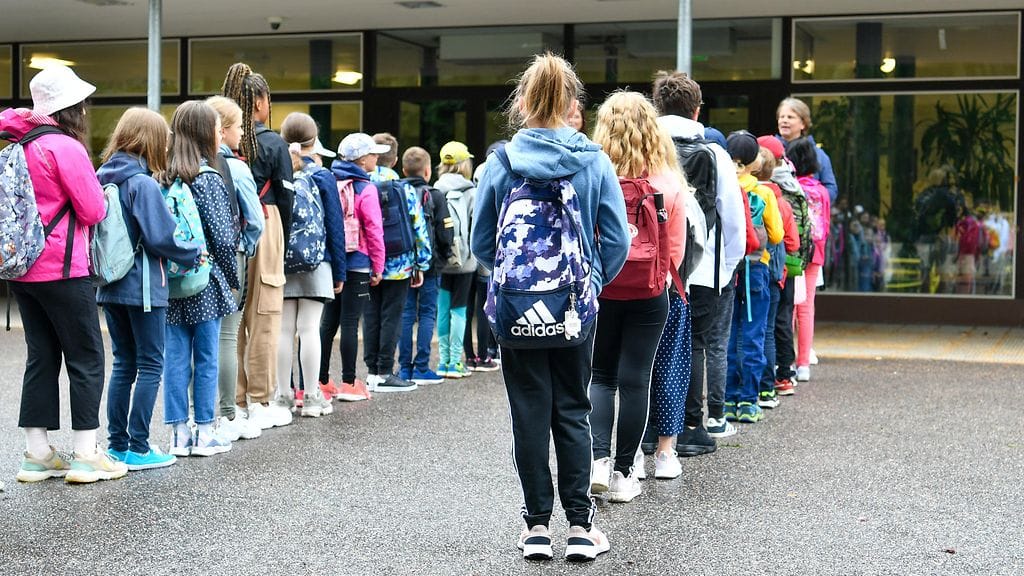 Ala-koulun oppilaita Vuoniityn peruskoululla Helsingissä. Kuvituskuva.