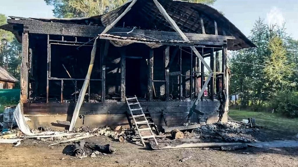 Venäjän tutkintakomitean ensimmäisten raporttien mukaan kuuden ihmisen ruumiit löydettiin sammutustöiden aikana, kun kahta palavaa puutaloa sammutettiin.