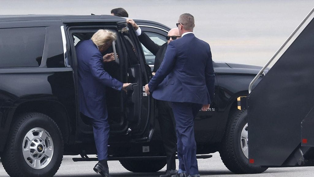 Yhdysvaltain entinen presidentti Donald Trump saapumassa oikeustalolle 3. elokuuta.