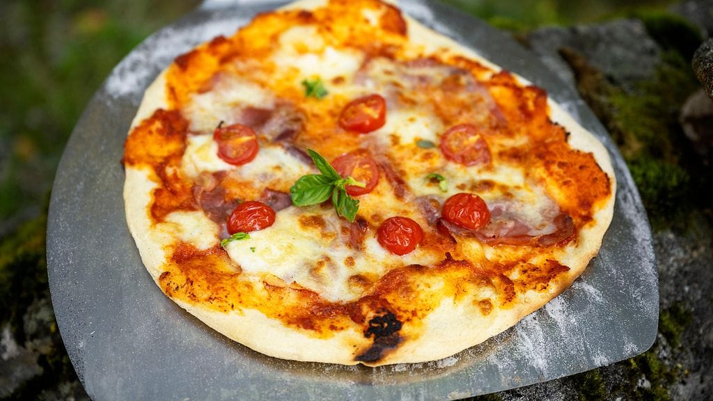 Napolilaistyylisen pizzan paistat helposti pizzauunissa.