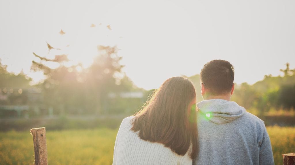 onnellinen pariskunta pihalla