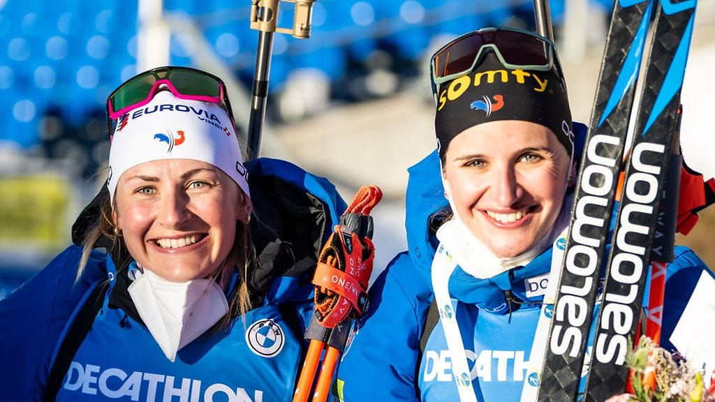 Justine Braisaz-Bouchet (vas.) teki ilmoituksen Julia Simonista (oik.).