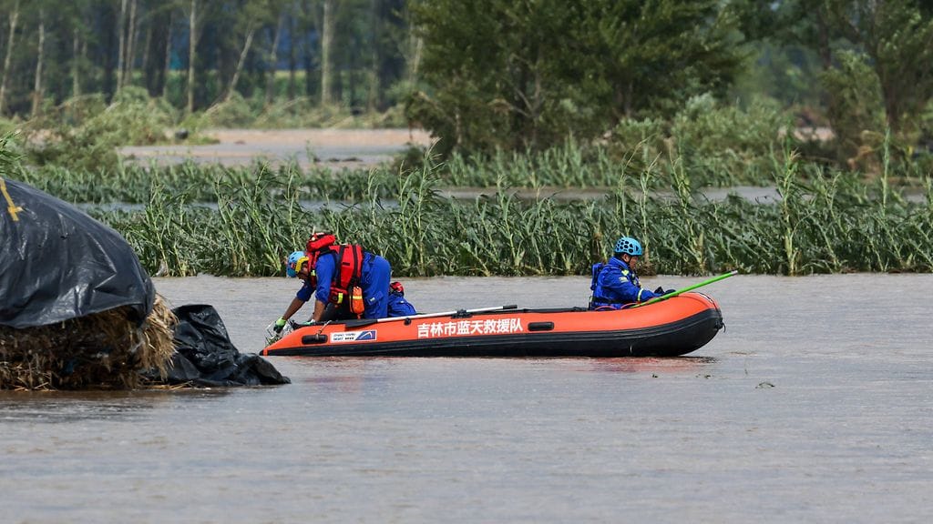 Pelastustyöntekijöitä Shulanissa 5. elokuuta 2023.