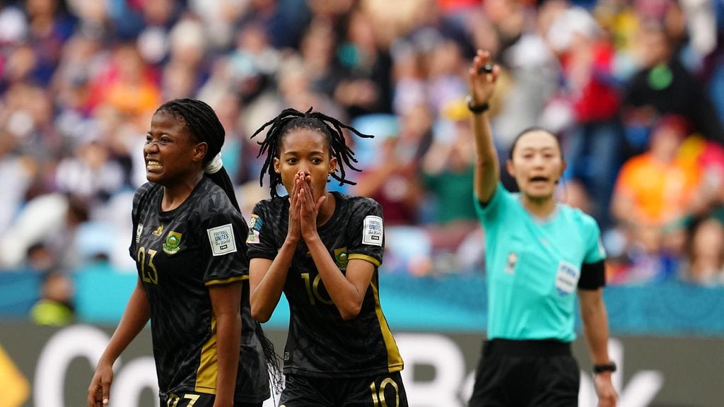 MM-kisojen yllättäjän Etelä-Afrikan lento pysähtyi Hollantiin.