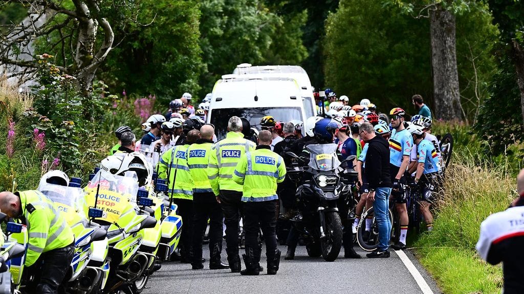 Pyöräilyn MM-kisojen miesten maantieajo keskeytyi mielenosoittajien vuoksi.