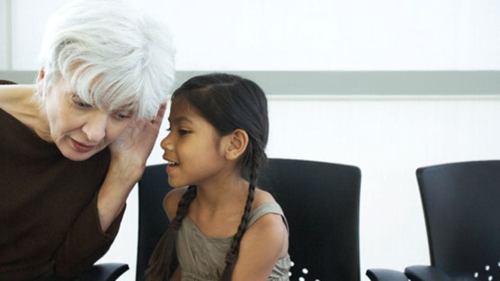 Huonosti kuuleva kääntää usein korvansa puhujaa päin. Kuvituskuva.