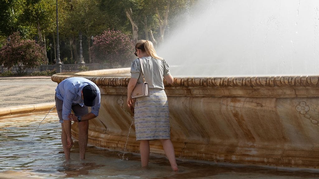 Ihmiset vilvoittelivat suihkulähteissä helleaallon keskellä Espanjassa.