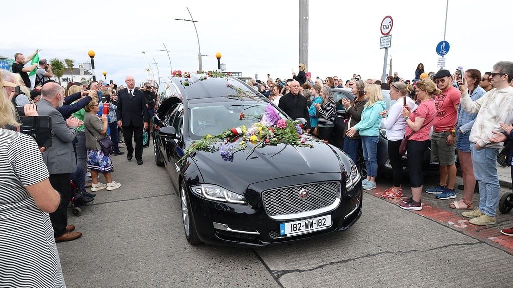 Tuhannet kokoontuivat seuraamaan Sinéad O´Connorin hautajaissaattuetta.