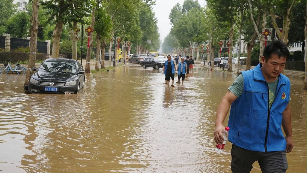 Ihmisiä Pekingin kadulla 2. elokuuta 2023.