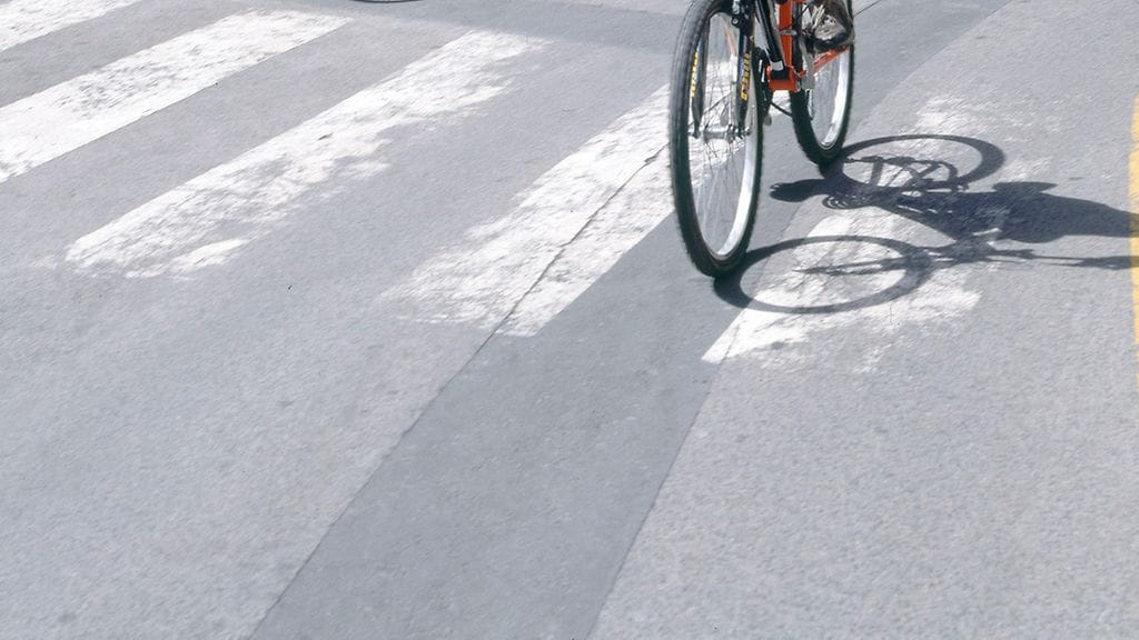 Polkupyöräillyt lapsi jäi auton alle suojatiellä Joensuussa. Kuvituskuva.