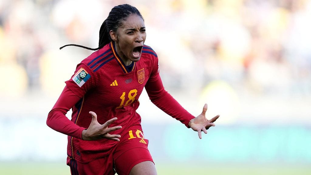 Salma Paralluelo, 19, laukoi Espanjan MM-välieriin.