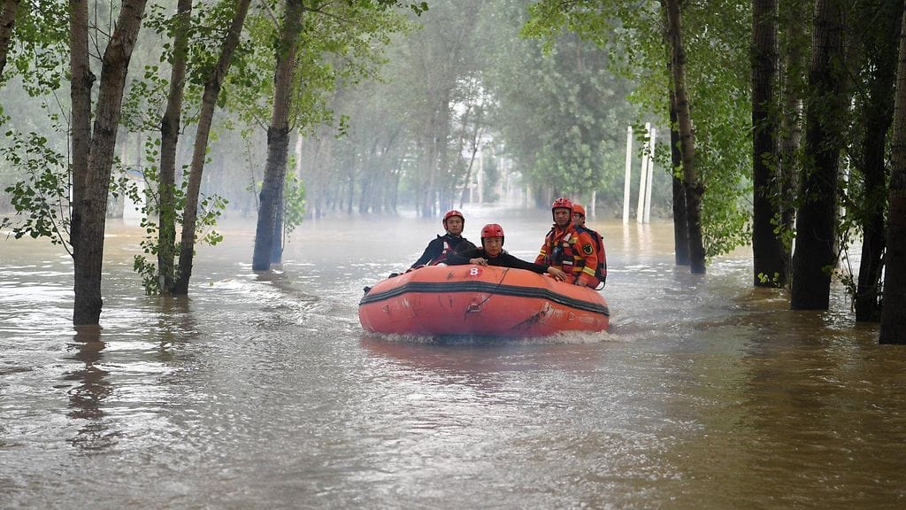 Pelastustyöntekijöitä Zhuazhoun kaupungissa Hebeissä 3. elokuuta 2023.