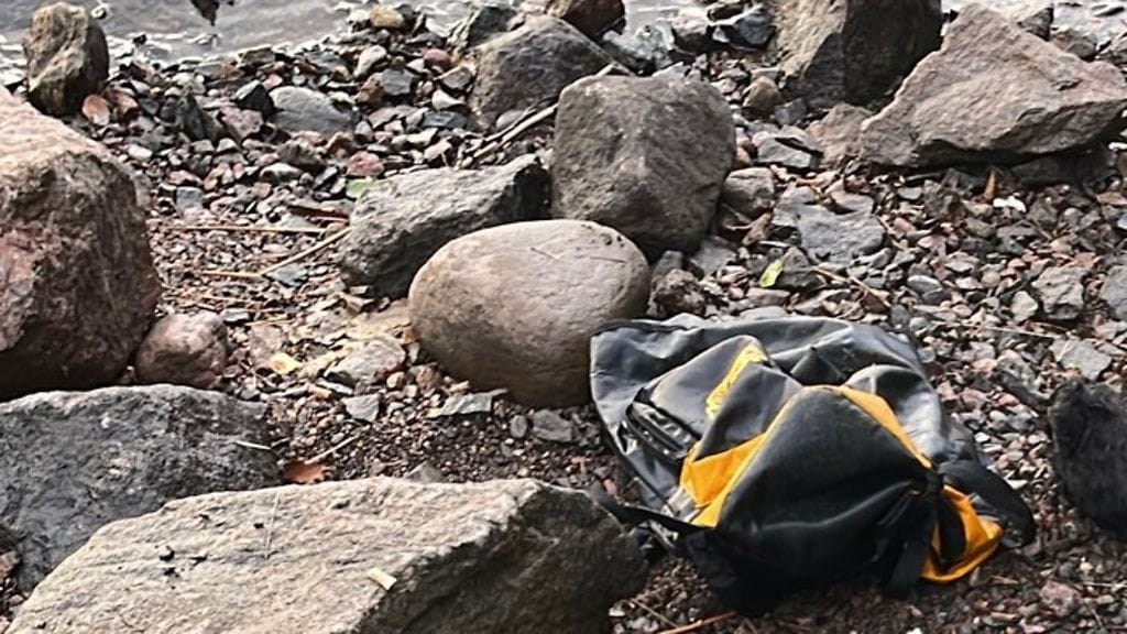 Poliisin mukaan repussa oli koiran lisäksi kiviä.