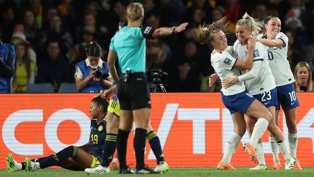 Alessia Russo (oik. kesk.) iski Englannin voittomaalin Kolumbiaa vastaan.