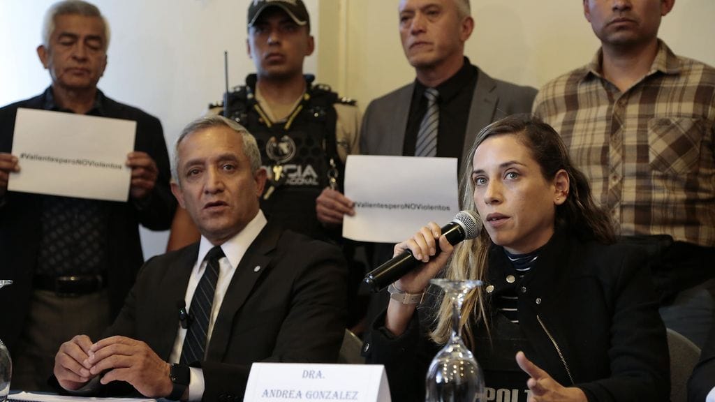 Ympäristöaktivisti ja poliitikko Andrea Gonzalez Nader (oik.) puhuu, kun kenraali Patricio Carrillo (vas.) kuuntelee lehdistötilaisuudessa yhdessä muiden murhatun presidenttiehdokkaan Fernando Villavicencion kannattajien kanssa Quitossa Ecuadorissa 10. elokuuta 2023.