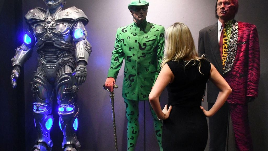 Keskellä Arvuuttajan (The Riddler) asu, jota Jim Carrey käytti elokuvassa Batman Forever, 1995