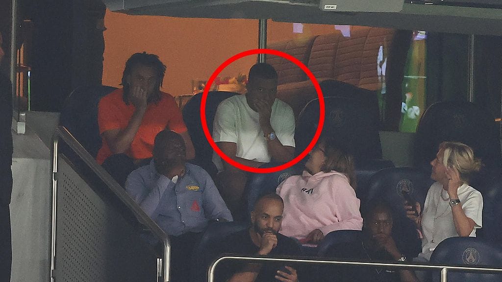 Kylian Mbappe seurasi PSG:n liiga-avauksen katsomon puolelta.