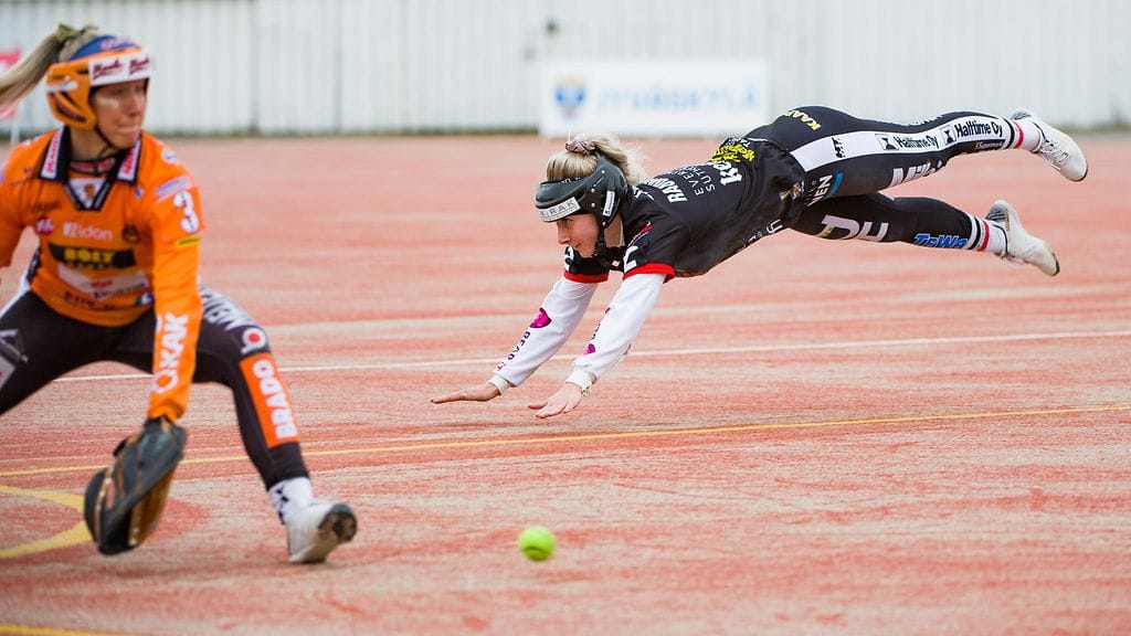 Saaga-Angelia Raudasoja (oik.) voitti runkosarjan etenijäkuningattaren tittelin tänä vuonna.