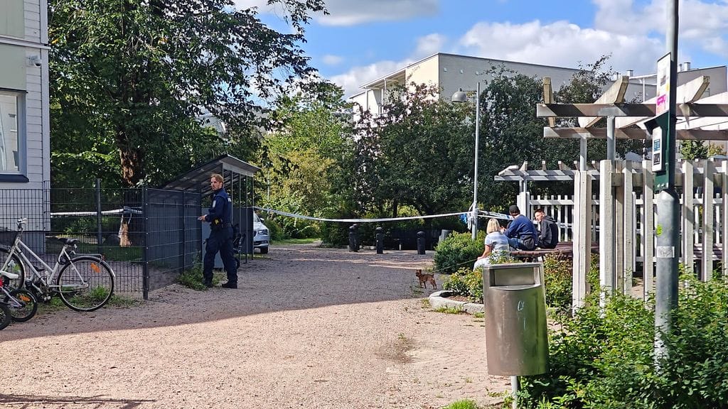 Silminnäkijä arvioi poliisiautoja olevan noin seitsemän.