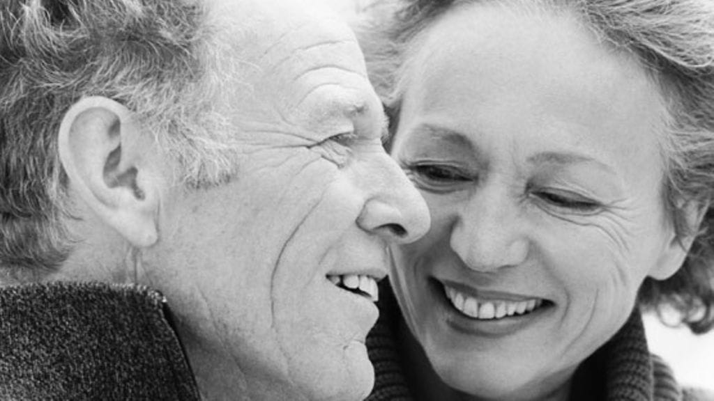 Yhteinen nauru lujittaa suhdetta. Kuvituskuva.