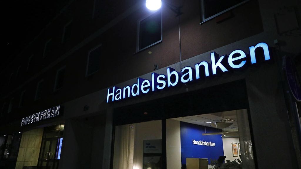 Handelsbanken on aiemmin ilmoittanut myyvänsä toimintojansa S-Pankille.