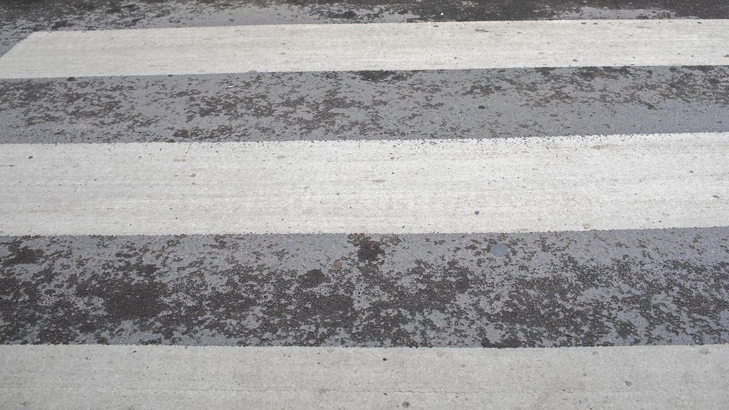 Tieliikennelain mukaan ajoneuvoa ei saa pysäköidä viittä metriä ennen suojatietä. Tämä unohtuu monelta.