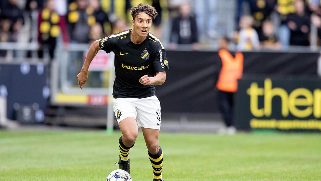 Robin Tihi, 21, siirtyy Qatariin.