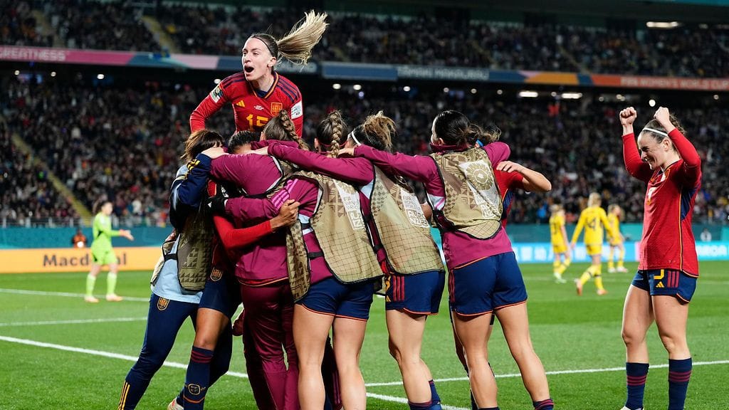 Espanja eteni MM-finaaliin dramaattisten vaiheiden jälkeen.