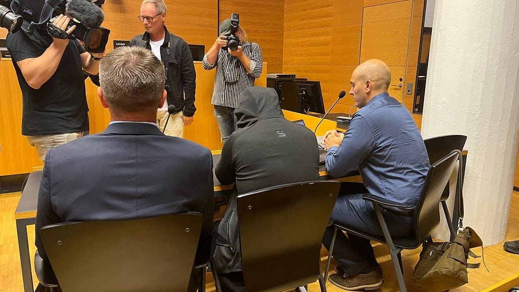 Khaleqi peitteli kasvojaan käräjäoikeuden istunnossa.