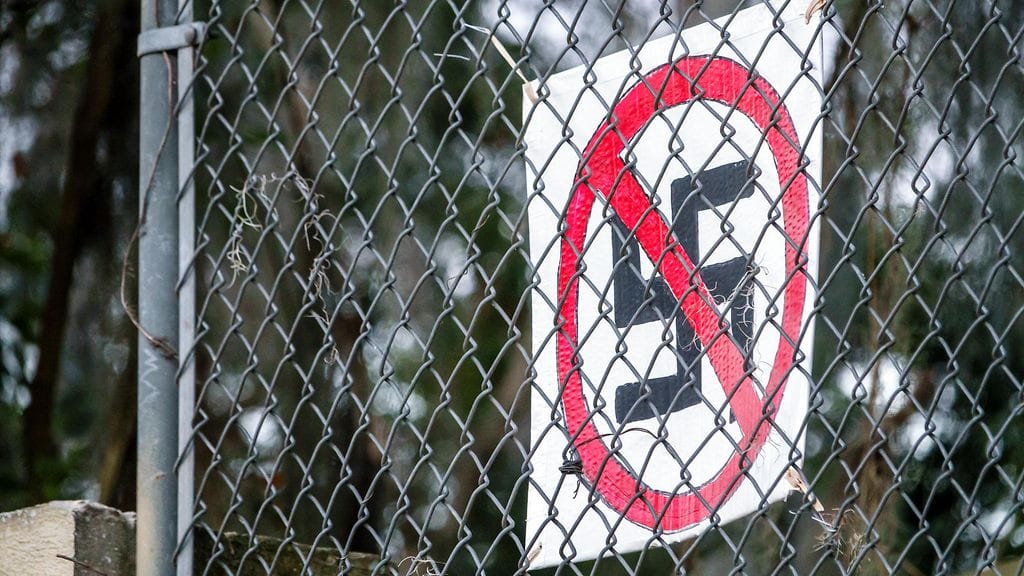 Kolme suositun venäläisen Korrozia Metalla -metalliyhtyeen jäsentä on otettu kiinni kesken konsertin epäiltyinä natsisymbolien käytöstä, kertovat viranomaiset. Kuvituskuvan hakaristimerkki ei liity juttuun eikä yhtyeen käyttämä symboli ollut välttämättä samanlainen.