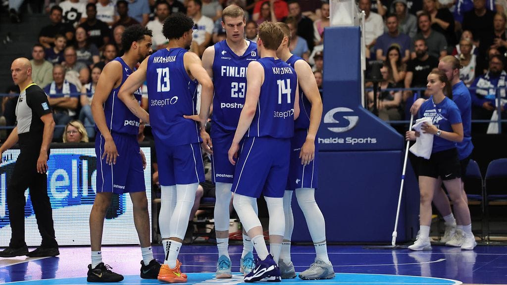 Suomi hävisi murskalukemin Latvialle. Lauri Markkanen ei pelannut ottelussa. Kuva Viro-pelistä.