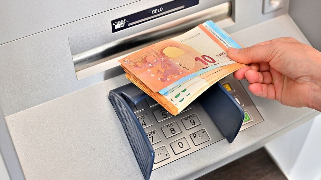 Kuvituskuva. Irlannin pankki koki tiistaina teknisiä ongelmia, jotka saivat pankkiautomaatit ruuhkaisiksi.