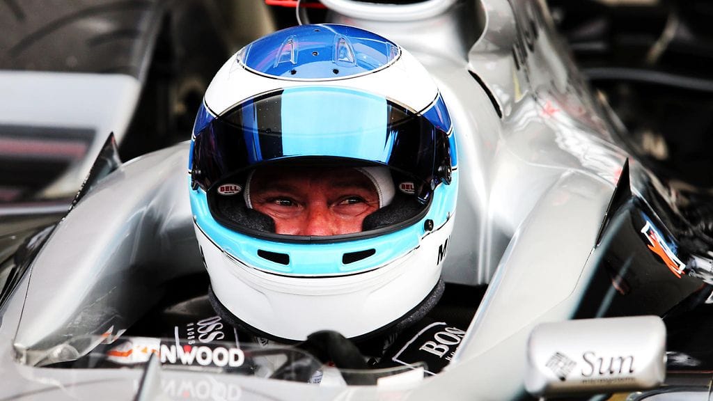 Mika Häkkinen McLarenin F1-auton puikoissa.