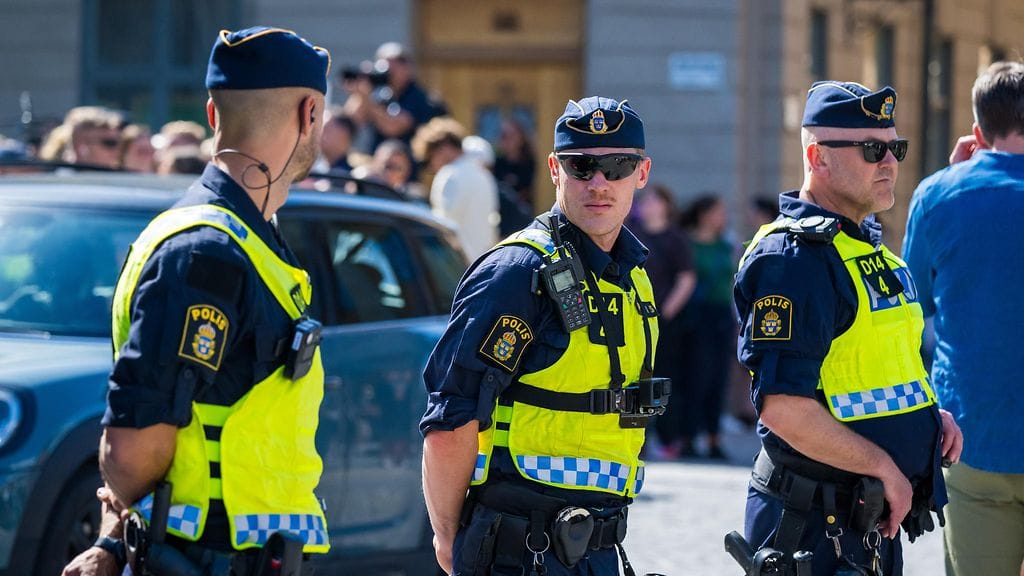 Ruotsin poliisi on paikalla Suomen suurlähetystöllä. Kuvituskuva.