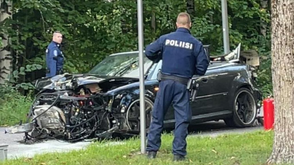 MTV:n silminnäkijän mukaan avoauto oli ajanut ulos tieltä Friisinkalliontiellä Olarissa noin kello 16.30.