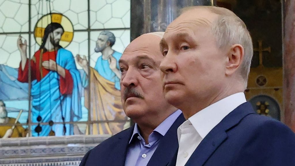Venäjän presidentti Vladimir Putin (oik.) ja Valko-Venäjän presidentti Aleksandr Lukashenka ovat liittolaisia.