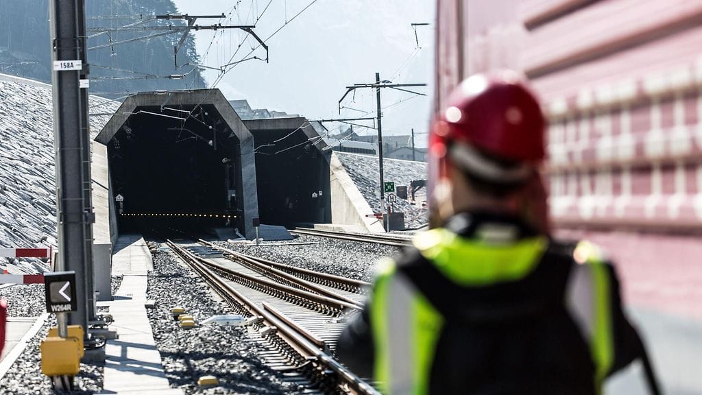 Milanon ja Zürichin rataverkostot yhdistävä Gotthardin pohjatunneli avattiin vuonna 2016. Tunnelin rakentaminen kesti 17 vuotta.