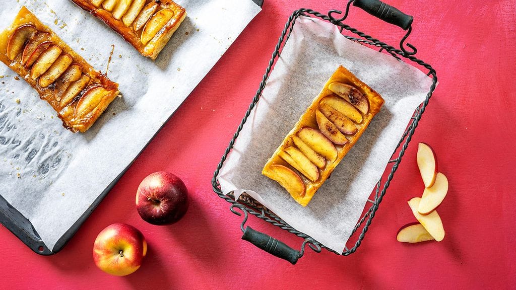 Testaa kätevä keikauskakku omenoista ja voitaikinasta!