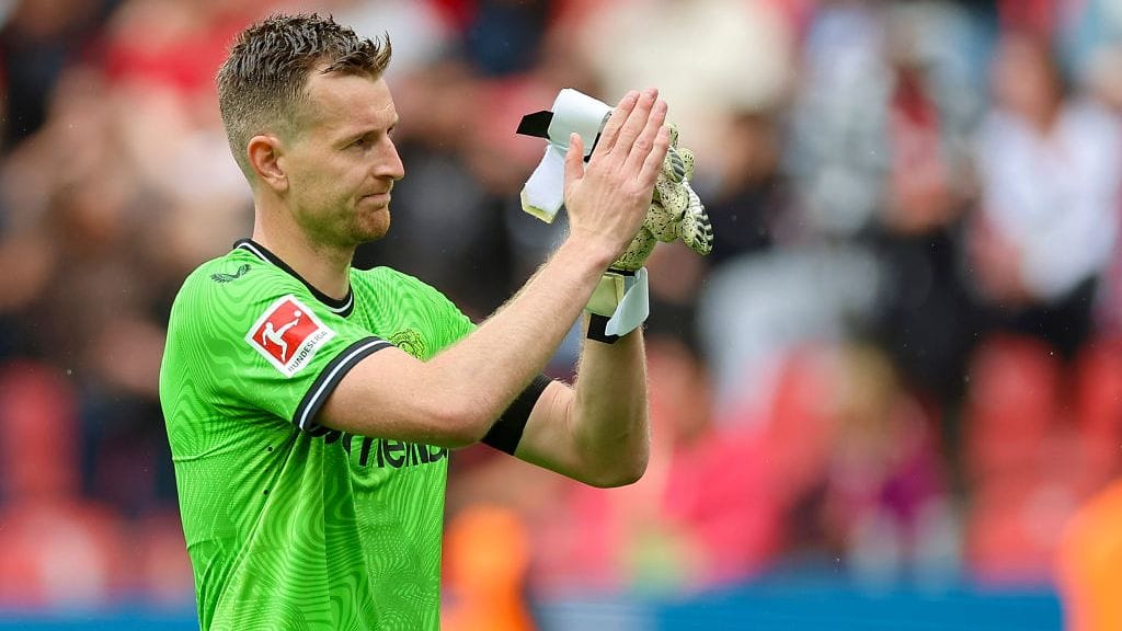 Lukas Hradecky torjui voiton kauden avausottelussa Leipzigia vastaan.