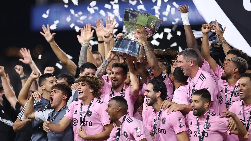 Lionel Messi nosti Leagues Cupin pokaalin ilmaan Inter Miamin mestaruusjuhlissa Nashvillessa.