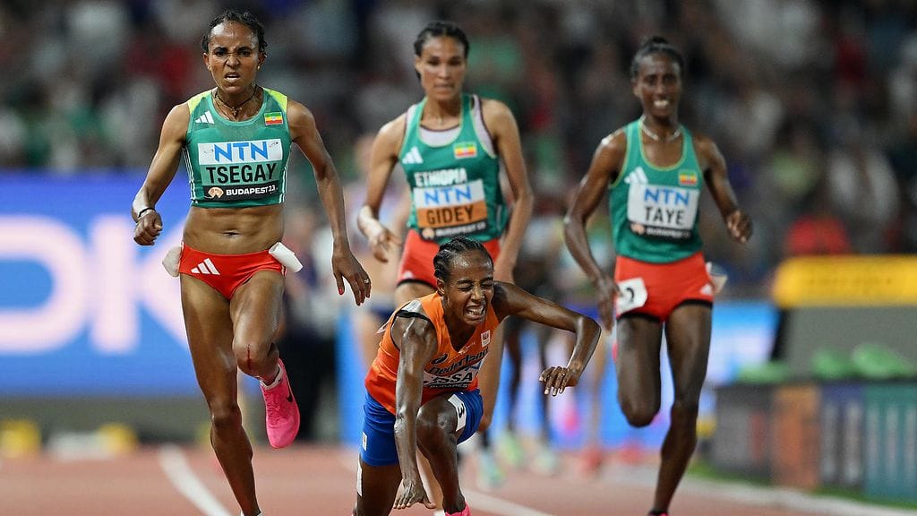 Sifan Hassan kaatui dramaattisesti loppusuoralla naisten kympin finaalissa Budapestissa.